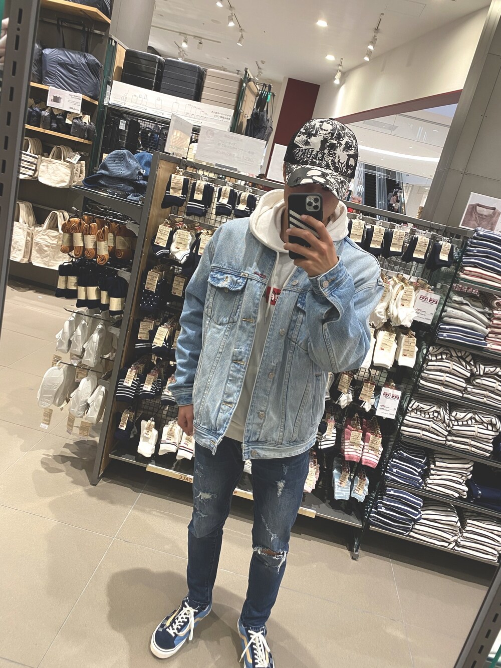 「guess、VANS」｜「GuessのGuess U.S.A（デニムジャケット、ブルー系）」を使った、haruさん（メンズ・170cm）の冬コーディネートの1枚目の写真