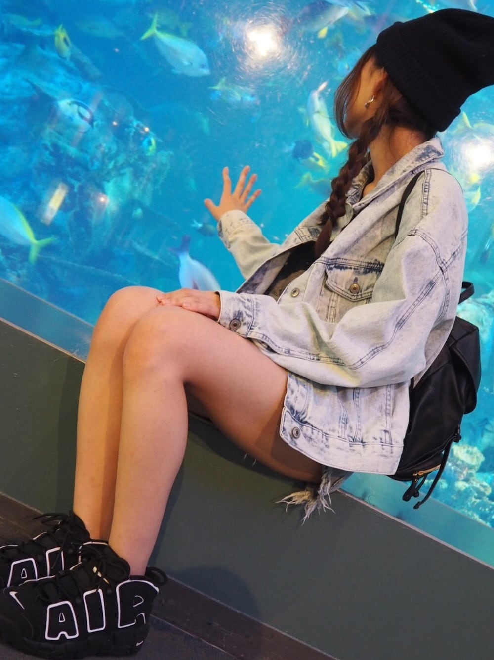 「鳥羽水族館」｜「moreuptempoのアイテム（スニーカー、ブラック系）」を使った、あやなさん（レディース・163cm）の秋コーディネートの1枚目の写真