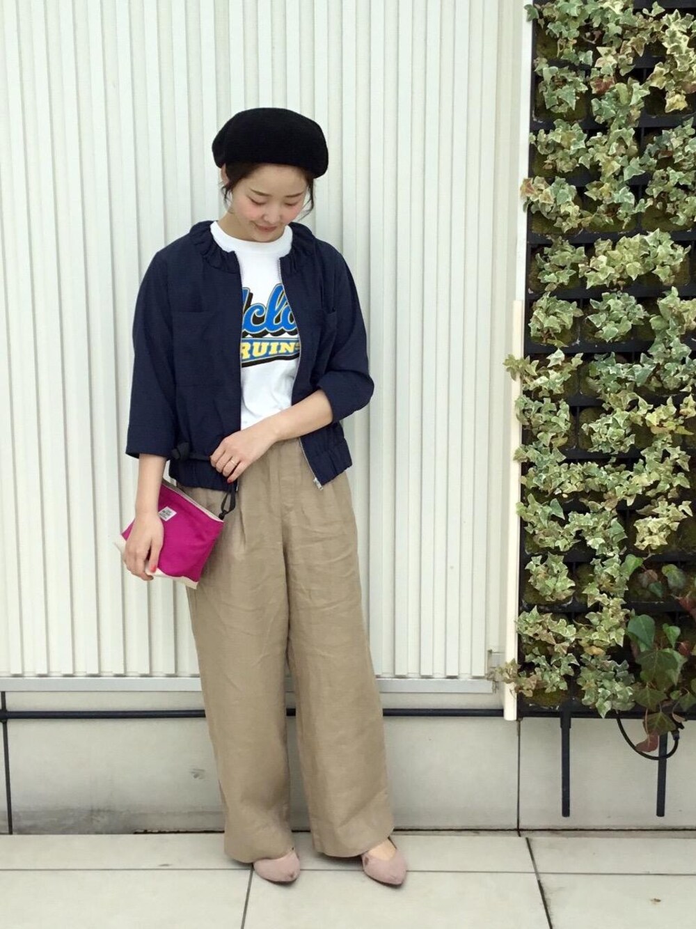 ベージュ系のパンプス、ブルー系のブルゾン、ベージュ系のその他パンツを着用したレディースの春コーディネートの1枚目の写真