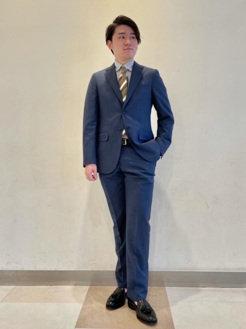 ブラック系のローファー、グリーン系のネクタイ、グレー系のシャツ/ブラウスを着用したメンズの夏コーディネートの1枚目の写真