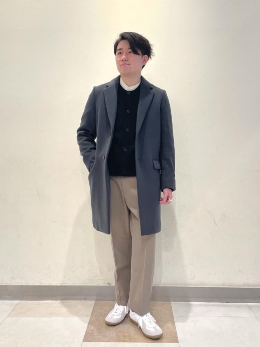 ホワイト系のスニーカー、グレー系のチェスターコート、ホワイト系のシャツ/ブラウスを着用したメンズの秋コーディネートの1枚目の写真