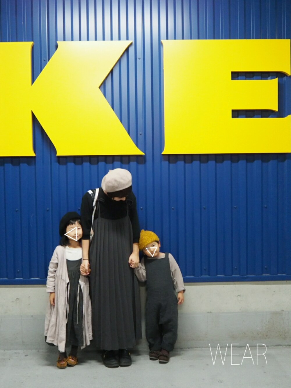 「キッズコーデ、親子コーデ、リンクコーデ、ベレー帽、ワンピース、くすみカラー、休日スタイル、カシュクール、サロペット、秋のコーデ」｜「marimekkoのKompotti / BAG（エコバッグ/サブバッグ、ホワイト系）」を使った、popo☆さん（キッズ・161cm）の秋コーディネートの1枚目の写真