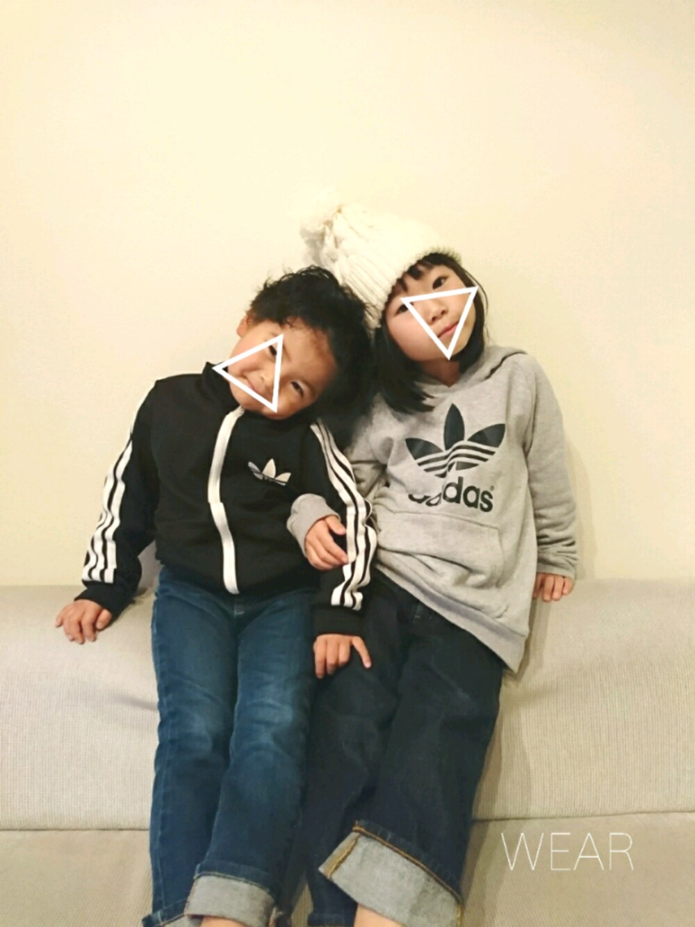 「キッズコーデ、女の子、男の子、シンプルコーデ、パンツスタイル、カジュアル、デニム、スポーティ、ニット帽、ジャージ」｜「adidasのオリジナルス パーカー [ADI TREFOIL HOODIE]（パーカー、グレー系）」を使った、popo☆さん（キッズ・110cm）の冬コーディネートの1枚目の写真