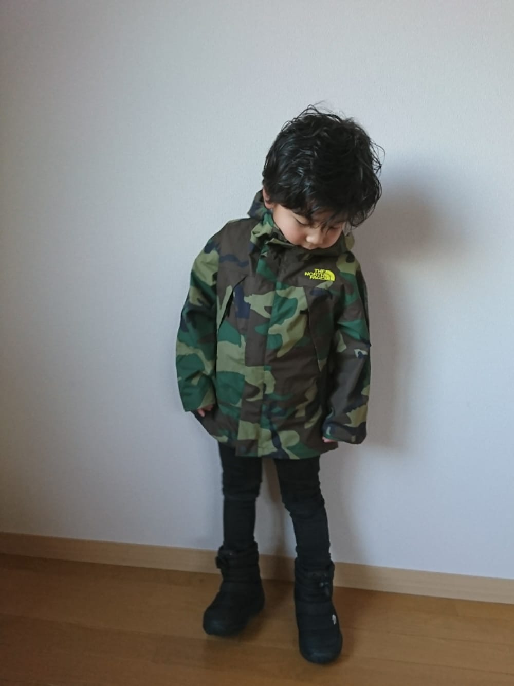 「キッズファッション、男の子、冬コーデ、4歳、カモフラ、マウンテンパーカー、カジュアル、シンプルコーデ、男の子コーデ、northface」｜「THE NORTH FACEのTHE NORTH FACE / K NUPTSE BOOTIE2（ブーツ、ブラック系）」を使った、popo☆さん（キッズ・100cm）の冬コーディネートの1枚目の写真