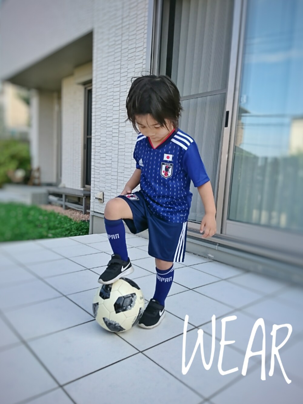 「サッカー日本代表応援コーデ、キッズコーデ、男の子コーデ、kids、おとこのこ、ユニフォーム、サッカー、ブルー、adidas、アディダス」｜「adidasのアディダス サッカー日本代表 キッズ ホームミニキット（Tシャツ/カットソー、ブルー系）」を使った、popo☆さん（キッズ・100cm）の夏コーディネートの1枚目の写真