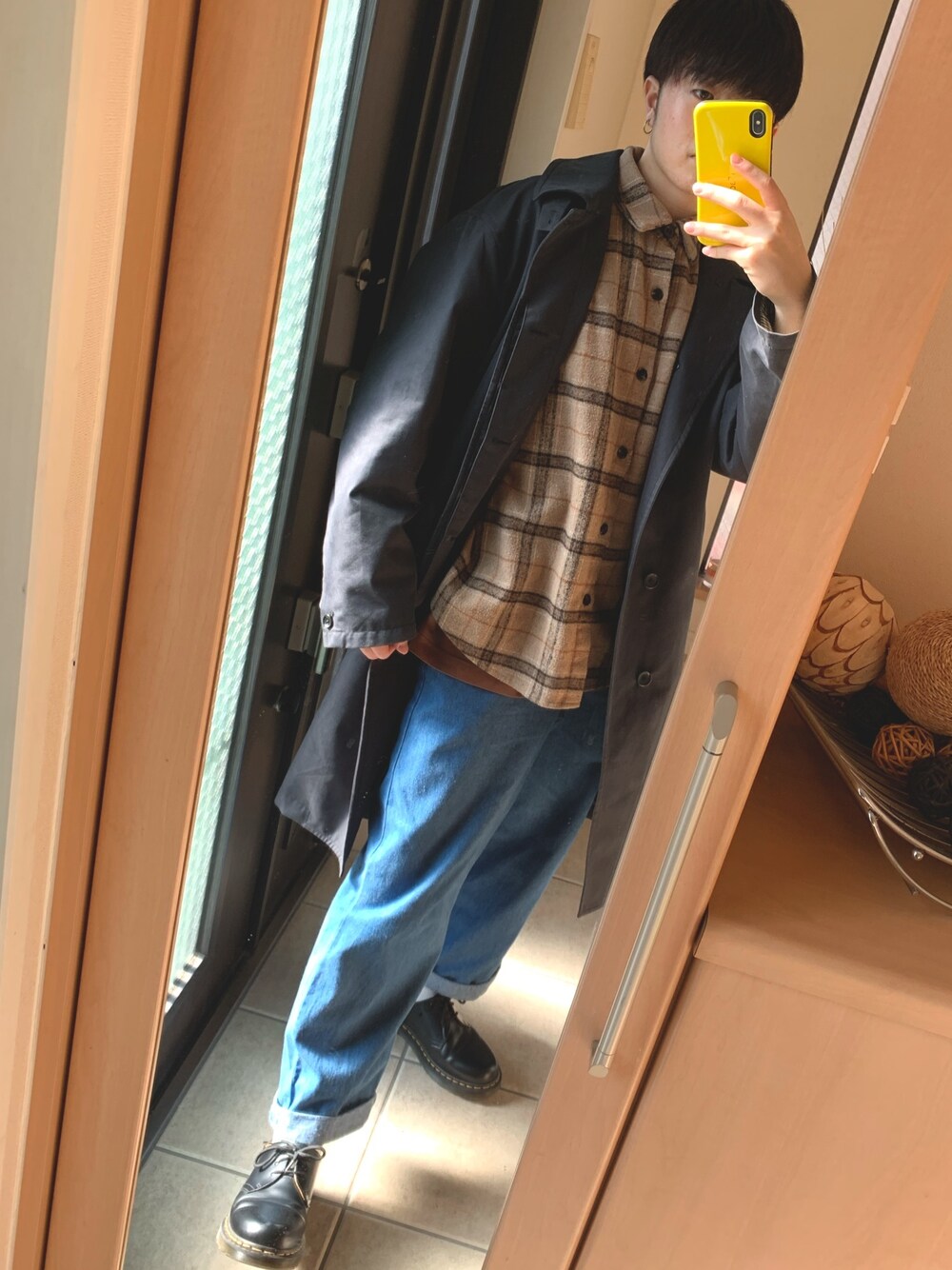 「きれいめカジュアル、オーバーサイズ、ゆるコーデ、おしゃれさんと繋がりたい、革靴、デニム、フォローミー」｜「UNIQLOのクルーネックT（長袖）（Tシャツ/カットソー、ブラウン系）」を使った、ゆう/nikoand…ららぽーと名古屋さん（メンズ・171cm）の冬コーディネートの1枚目の写真