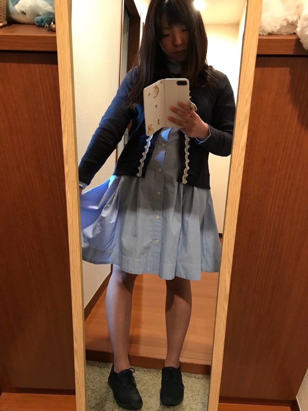 ブルー系のシャツワンピース、ブルー系のカーディガン/ボレロ、ブルー系のパンプスを着用したレディースの春コーディネートの1枚目の写真