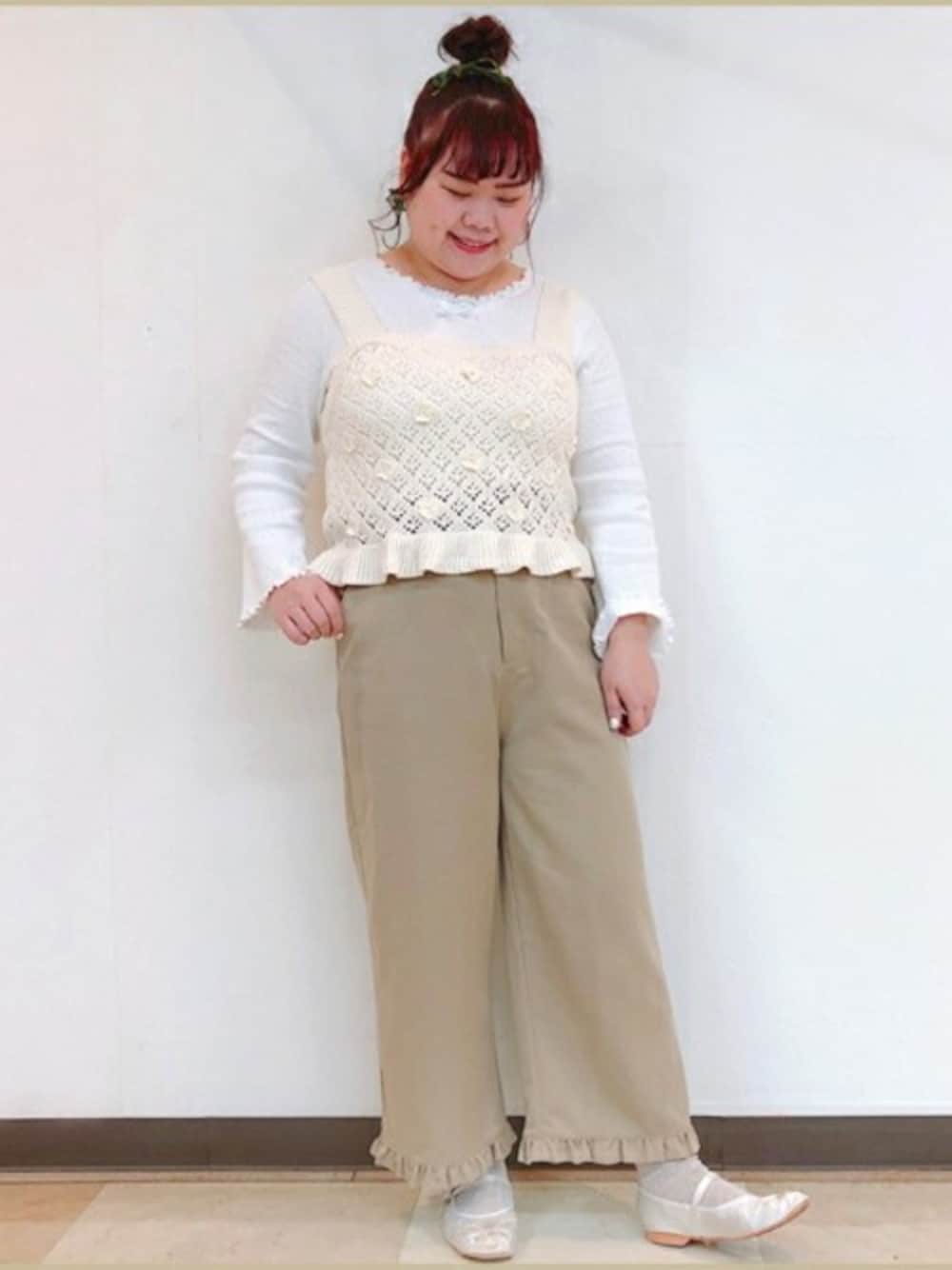 「ビスチェ、春コーデ、ワッフル、パラビオン、大人ガーリー、透かし編みニット、花柄ビスチェ、paravion、フリルパンツ、メロートップス」｜「ParAvion + Petit Standardのメローワッフルフレアトップス（Tシャツ/カットソー、ホワイト系）」を使った、ParAvionさん（レディース・154cm）の春コーディネートの1枚目の写真