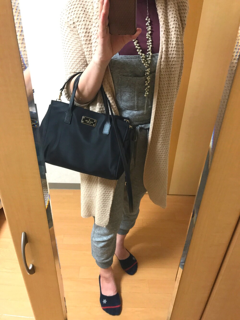 「シンプル、スウェットパンツ、ロングカーディガン」｜「kate spade new yorkのアイテム（ショルダーバッグ、ブラック系）」を使った、ENさん（レディース・165cm）の春コーディネートの1枚目の写真