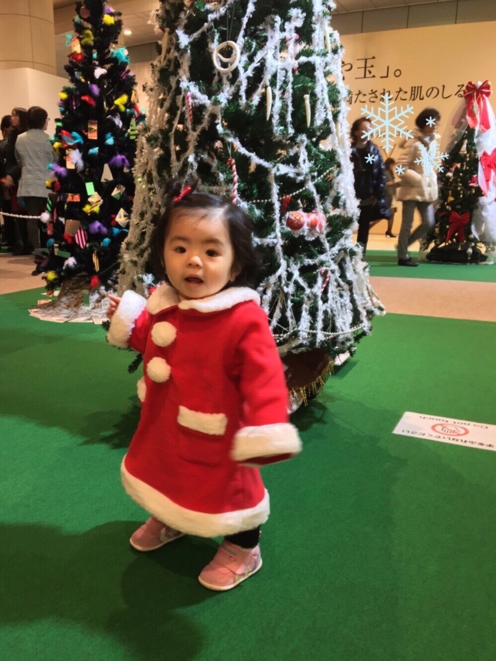 「女の子、1歳、カジュアル、スニーカー、サンタクロース、クリスマスカラー、UNIQLO、キッズコーデ、kids」｜「赤ちゃん本舗のサイズ 90（コスチューム/パーティーグッズ、レッド系）」を使った、☆yuuuuua☆さん（キッズ・70cm）の冬コーディネートの1枚目の写真