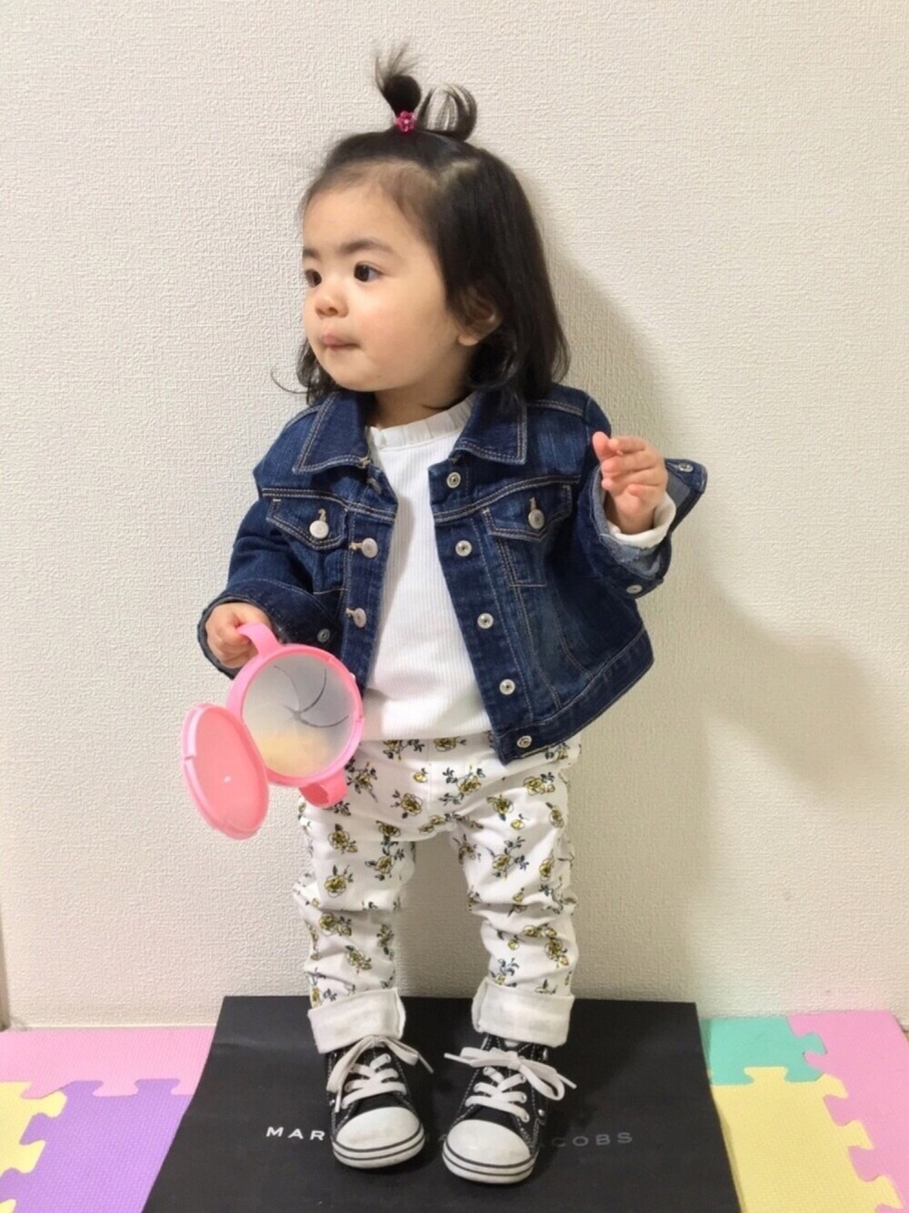 ホワイト系のTシャツ/カットソー、ブルー系のデニムジャケット、ホワイト系のその他パンツを着用したキッズの春コーディネートの1枚目の写真