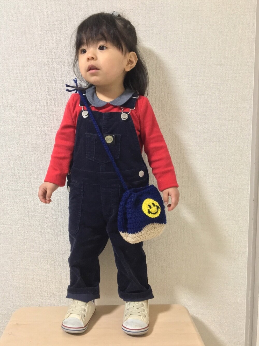 「冬コーデ、女の子、赤、襟付きトップス、コーデュロイ、サロペット、スニーカー、コンバース、あおmade、ポシェット」｜「babyGAPの襟付き長袖Tシャツ サイズ80（Tシャツ/カットソー、レッド系）」を使った、☆yuuuuua☆さん（キッズ・70cm）の冬コーディネートの1枚目の写真