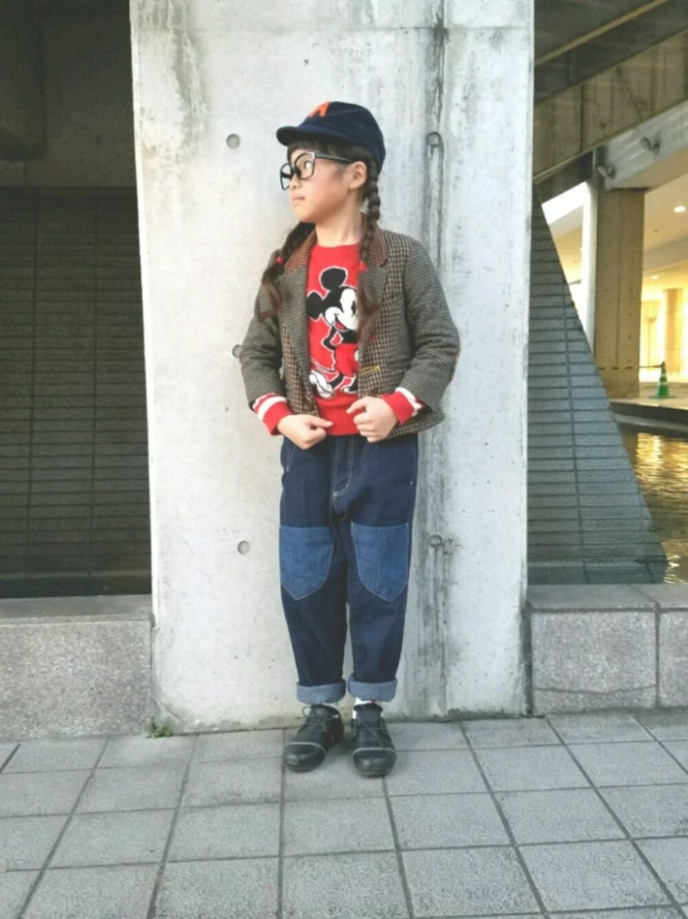 「キャップ、休日スタイル、キッズファッション、デニムパンツ、ジャケット、ミッキー、ブーフーウー」｜「One deux booのアイテム（シューズ、ブラック系）」を使った、RAMUさん（キッズ・120cm）の冬コーディネートの1枚目の写真