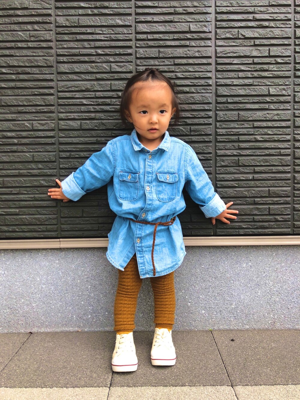 ブルー系のシャツ/ブラウス、ホワイト系のスニーカー、イエロー系のレギンス/スパッツを着用したキッズの秋コーディネートの1枚目の写真