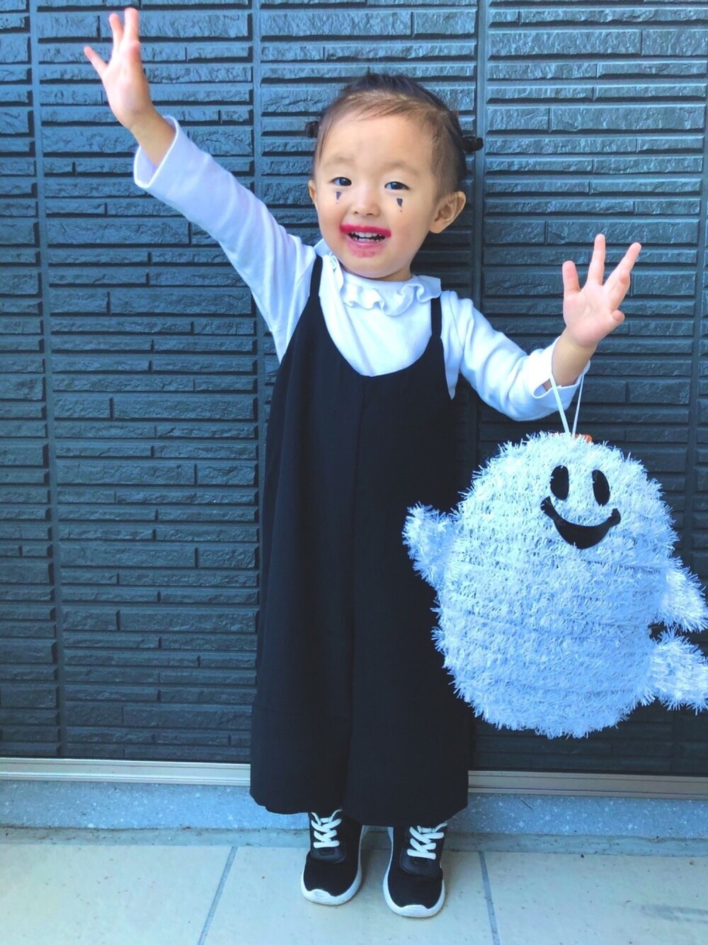 「wearhalloween2019、秋コーデ、ピエロ、モノトーン、モノクロ、ジョーカー、ハロウィン、ハロウィンコーデ、キッズコーデ、コスプレ」｜「西松屋のアイテム（サロペット/オーバーオール、ブラック系）」を使った、®️9さん（キッズ・80cm）の秋コーディネートの1枚目の写真
