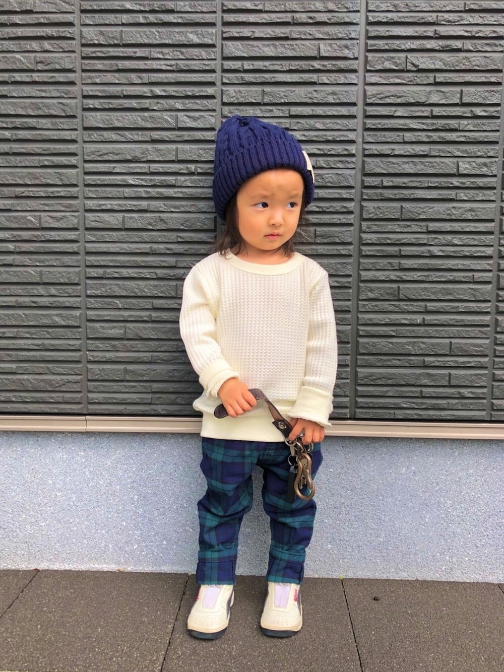 「キッズファッション、カジュアル、秋のコーデ、おんなのこ、1歳、ワッフルクルーネックＴ、チェックパンツ、スニーカーコーデ、ニット帽、ボーイッシュ」｜「CLASSICのアイテム（Tシャツ/カットソー、ホワイト系）」を使った、®️9さん（キッズ・80cm）の秋コーディネートの1枚目の写真