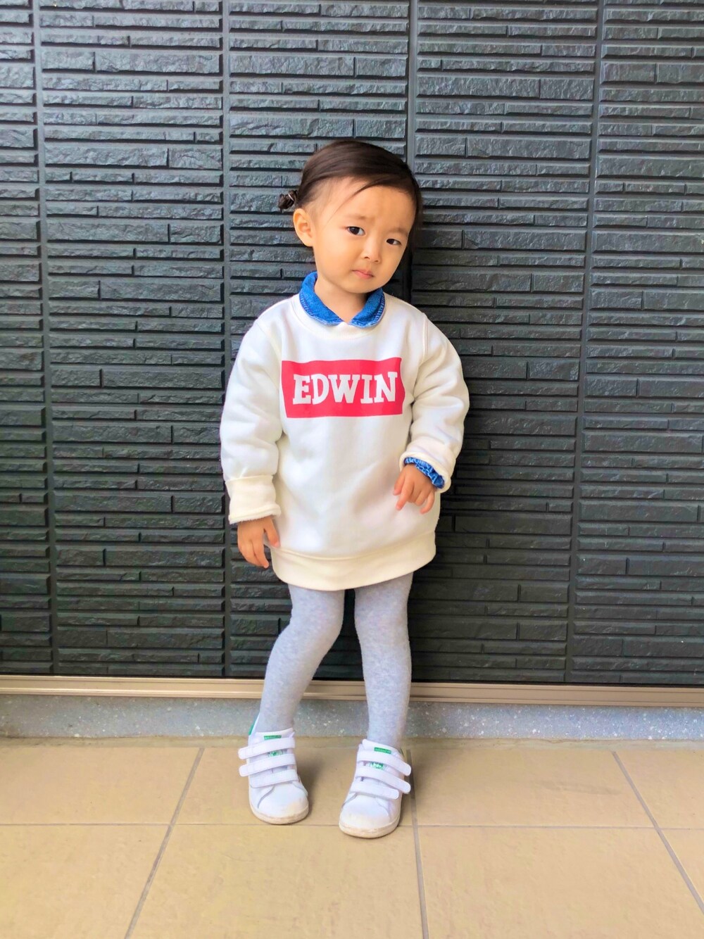 「冬コーデ、プチプラ、キッズコーデ、EDWIN、GAP、adidas、adidas originals、スタンスミス、カジュアル、ロゴスウェット」｜「EDWINのEDWIN/エドウイン裏起毛ロゴトレーナー（スウェット、ホワイト系）」を使った、®️9さん（キッズ・80cm）の冬コーディネートの1枚目の写真