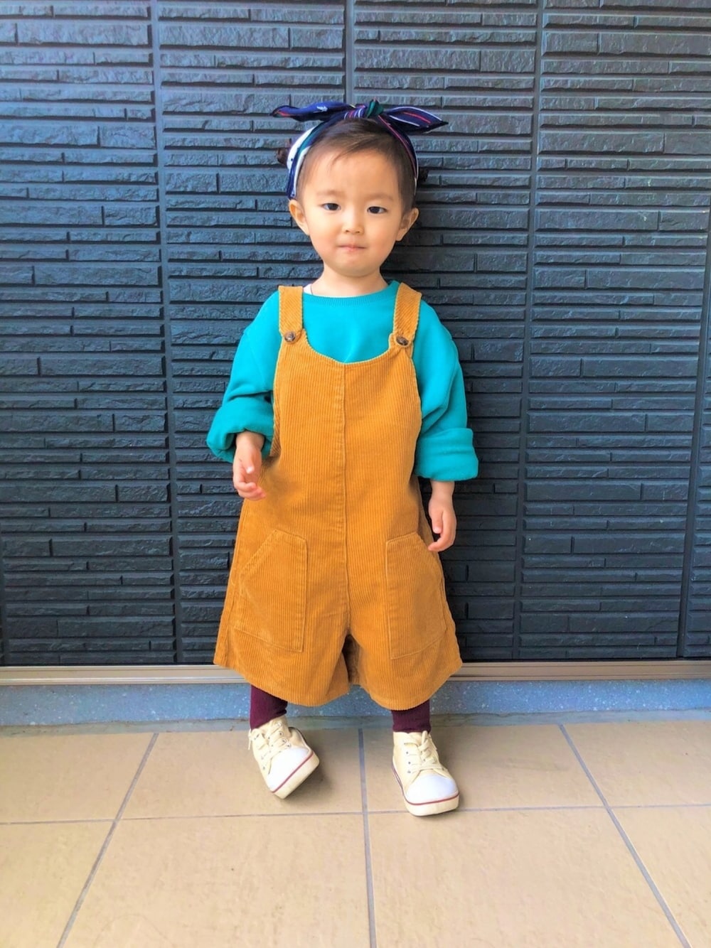 「おしゃれさんと繋がりたい、スウェット、冬コーデ、サロペット、ZARA、BROOKS BROTHERS、apreslescours、西松屋、キャンパススニーカー」｜「ZARAのアイテム（サロペット/オーバーオール、イエロー系）」を使った、®️9さん（キッズ・80cm）の冬コーディネートの1枚目の写真