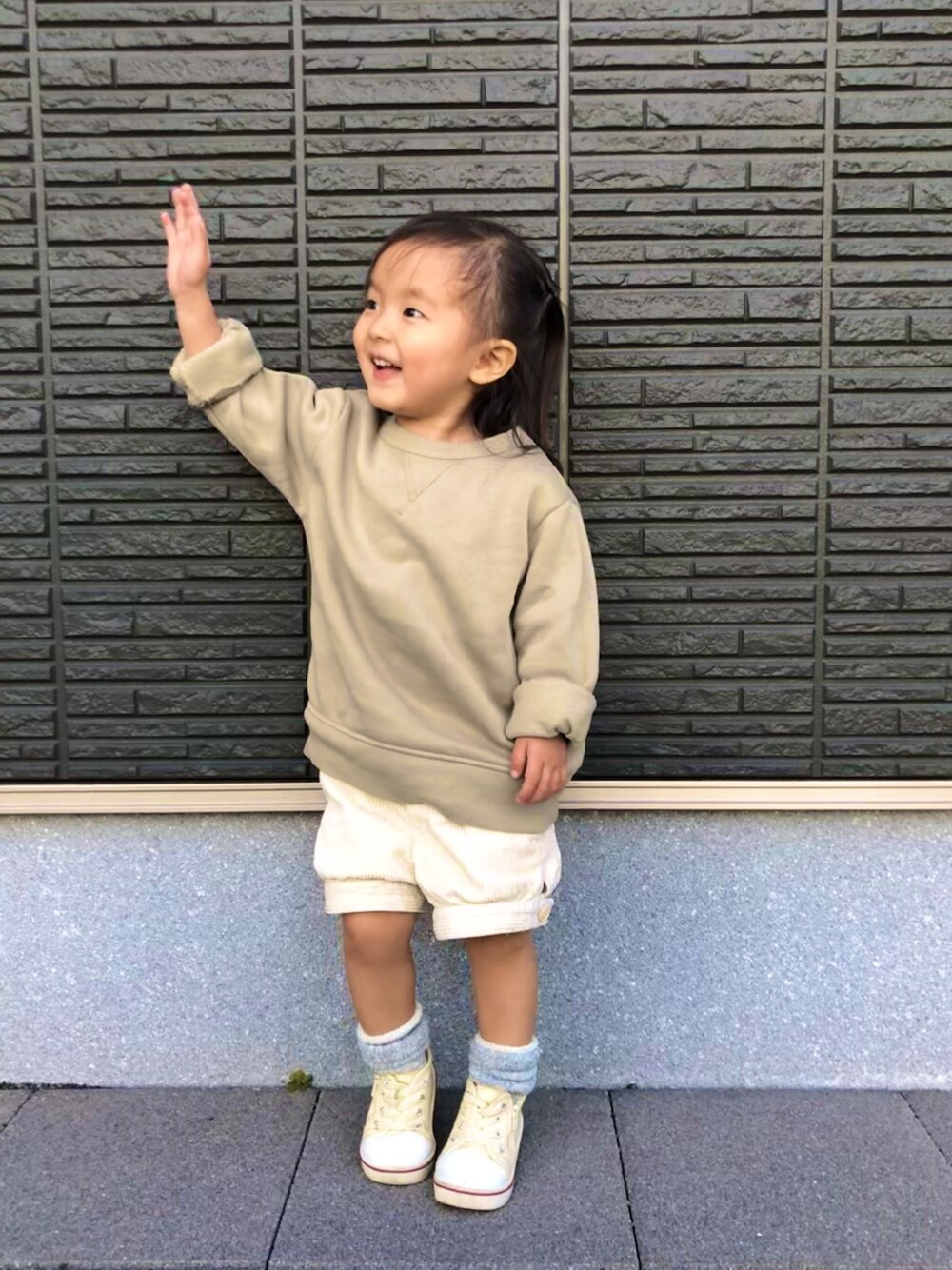 「おんなのこ、キッズコーデ、カジュアル、GU、コーデュロイパンツ、キャンパススニーカー、ショートパンツ、babygap、西松屋、公園」｜「GUのアイテム（スウェット、グリーン系）」を使った、®️9さん（キッズ・80cm）の冬コーディネートの1枚目の写真