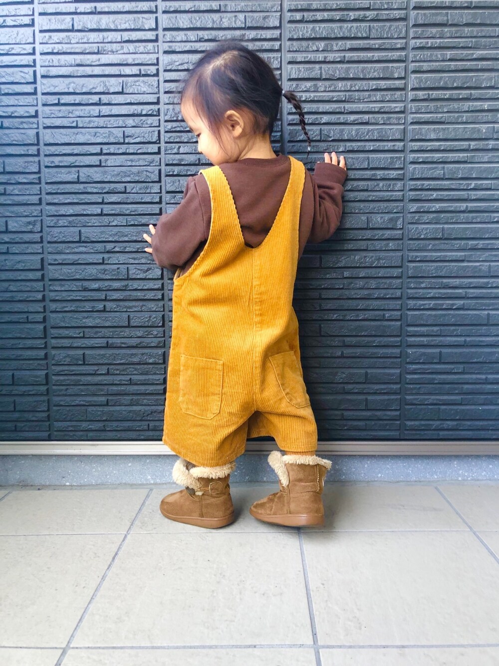 「女の子コーデ、コーデュロイパンツ、コーデュロイサロペット、ムートンブーツ、西松屋、UGG、おしゃれさんと繋がりたい、ゆるコーデ」｜「ZARAのアイテム（サロペット/オーバーオール、イエロー系）」を使った、®️9さん（キッズ・80cm）の冬コーディネートの1枚目の写真