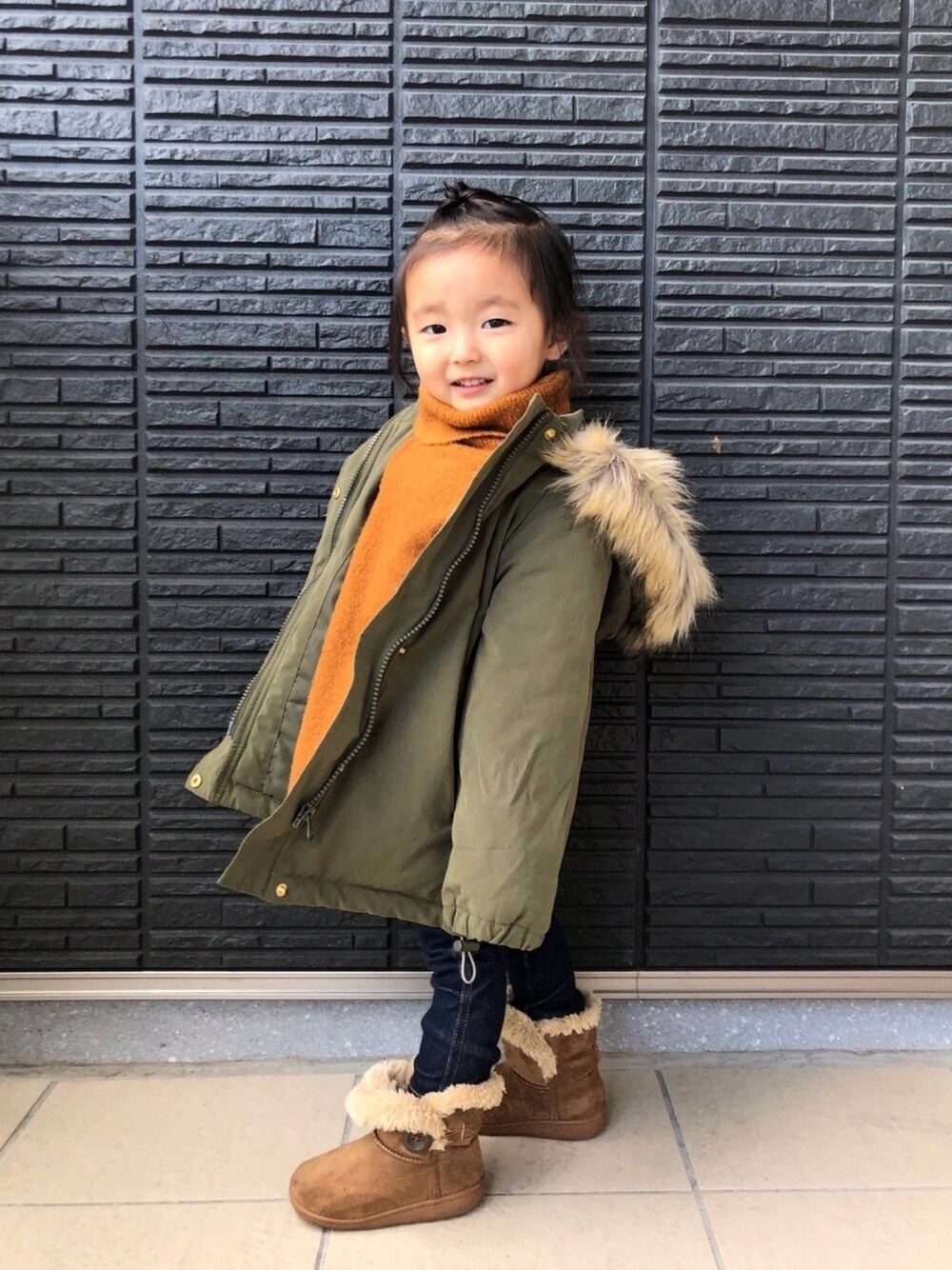 「キッズファッション、カジュアルコーデ、西松屋、UGG、GAP、バースデイ、おしゃれさんと繋がりたい、モッズコート、ニットワンピース、ムートンブーツ」｜「Birthdayのアイテム（モッズコート、グリーン系）」を使った、®️9さん（キッズ・80cm）の冬コーディネートの1枚目の写真