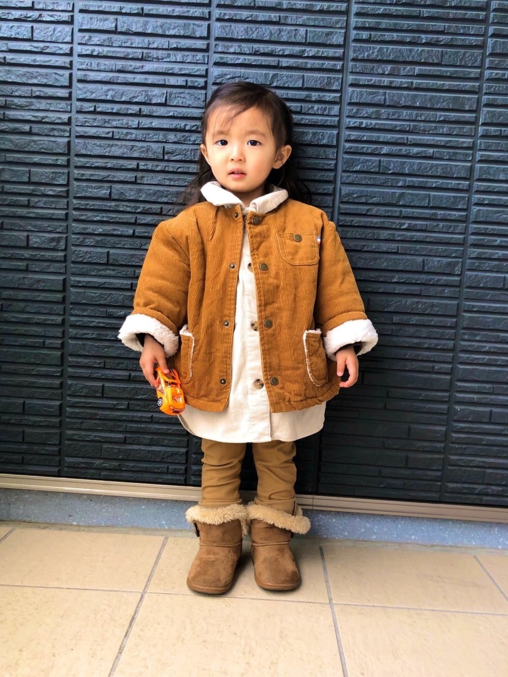「キッズコーデ、おしゃれさんと繋がりたい、コーデュロイジャケット、CPOジャケット、CPOシャツ、ムートンブーツ、GLOBAL WORK、UGG、西松屋、ブラウン色に染まれ」｜「GLOBAL WORKの【キッズ】コーデュロイCPOシャツ/860263（シャツ/ブラウス、ホワイト系）」を使った、®️9さん（キッズ・80cm）の冬コーディネートの1枚目の写真