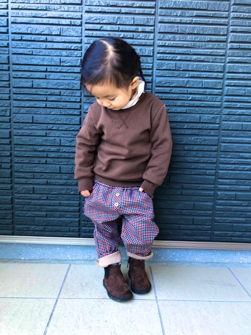 「ブラウン色に染まれ、おしゃれさんと繋がりたい、キッズコーデ、ZARA、西松屋、GAP、H&M、チェックパンツ」｜「西松屋のアイテム（スウェット、ブラウン系）」を使った、®️9さん（キッズ・80cm）の冬コーディネートの1枚目の写真