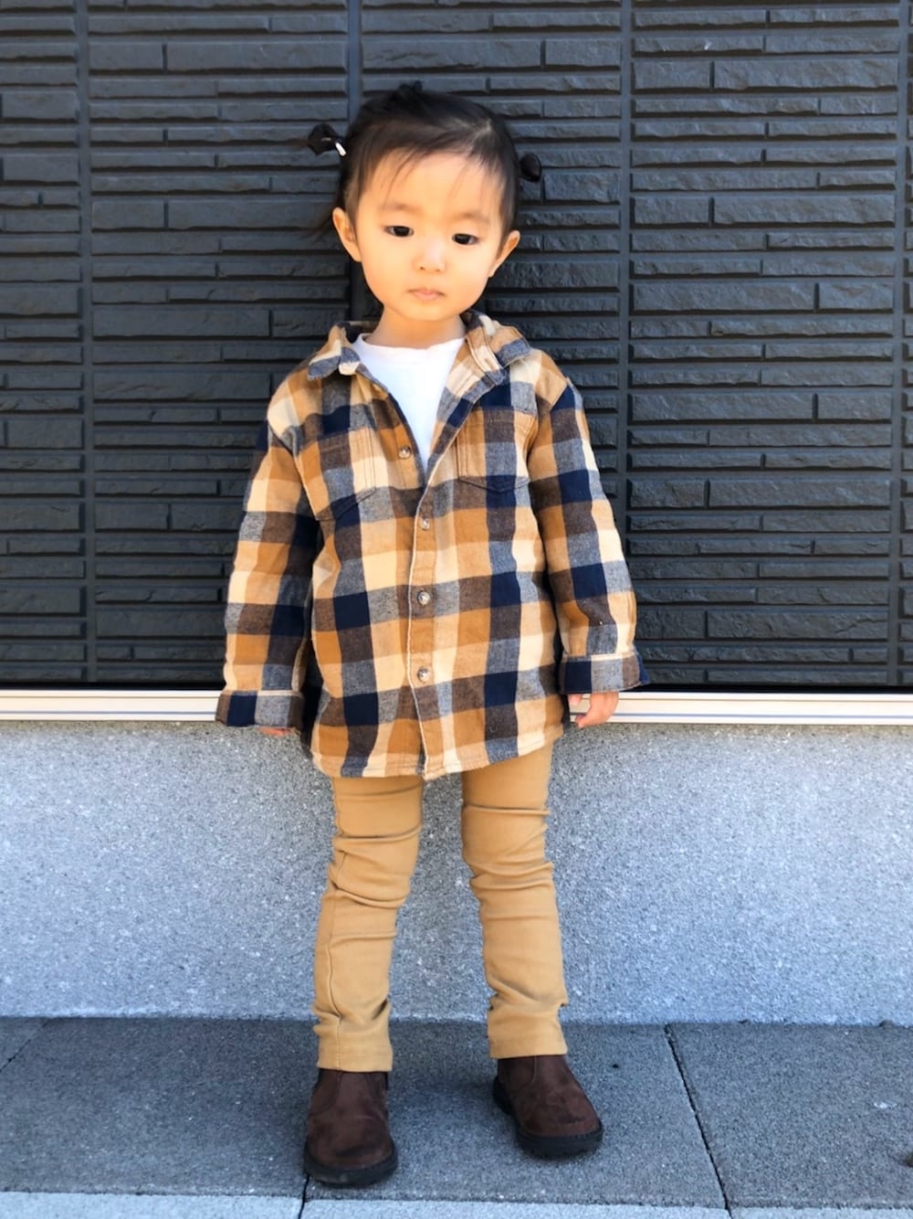 「ブラウン色に染まれ、おしゃれさんと繋がりたい、キッズコーデ、チェックシャツ、チノパン、BREEZE、西松屋、H&M」｜「H&Mのアイテム（シャツ/ブラウス、ブラウン系）」を使った、®️9さん（キッズ・80cm）の冬コーディネートの1枚目の写真