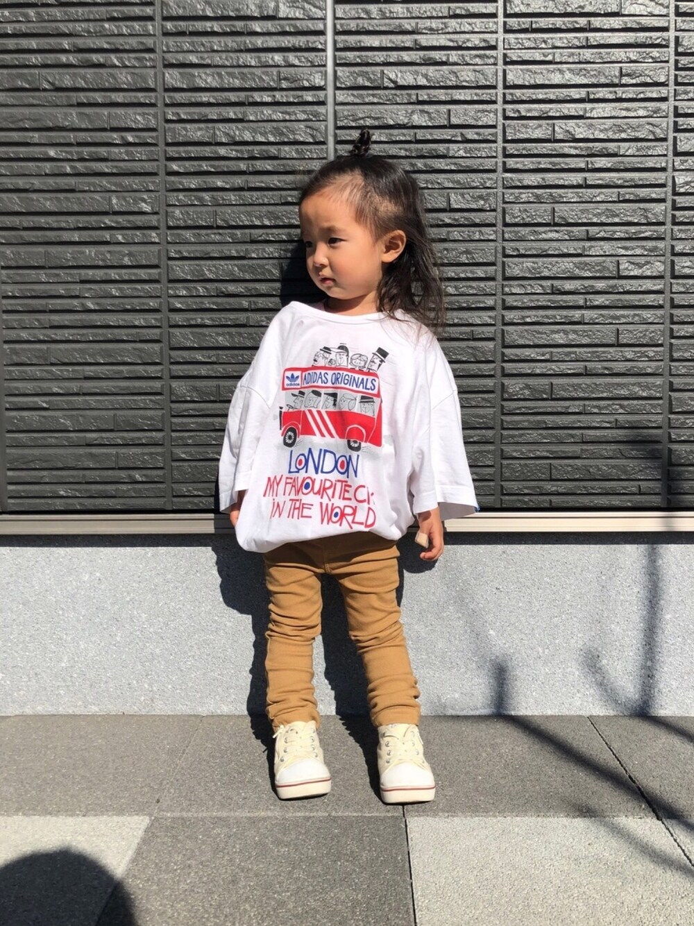 「キッズコーデ、おしゃれさんと繋がりたい、ビッグシルエット、オーバーサイズ、Tシャツ、adidas、adidas originals、西松屋」｜「adidasのアイテム（Tシャツ/カットソー、ホワイト系）」を使った、®️9さん（キッズ・80cm）の冬コーディネートの1枚目の写真