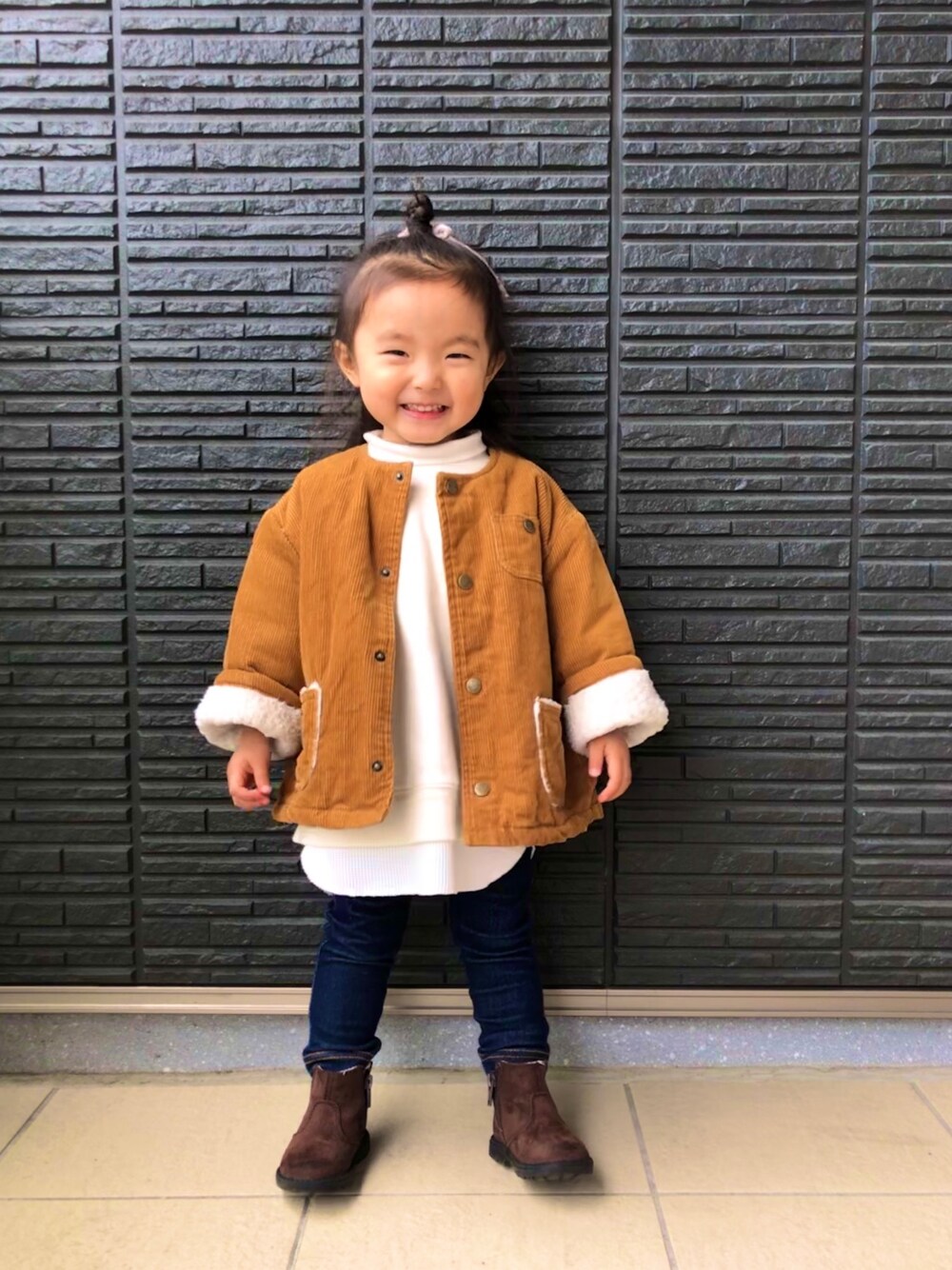 「キッズファッション、おしゃれさんと繋がりたい、コーデュロイジャケット、レイヤードスタイル、テータテート、petit main、GAP、H&M」｜「tete a teteのアイテム（ノーカラージャケット、ブラウン系）」を使った、®️9さん（キッズ・80cm）の春コーディネートの1枚目の写真