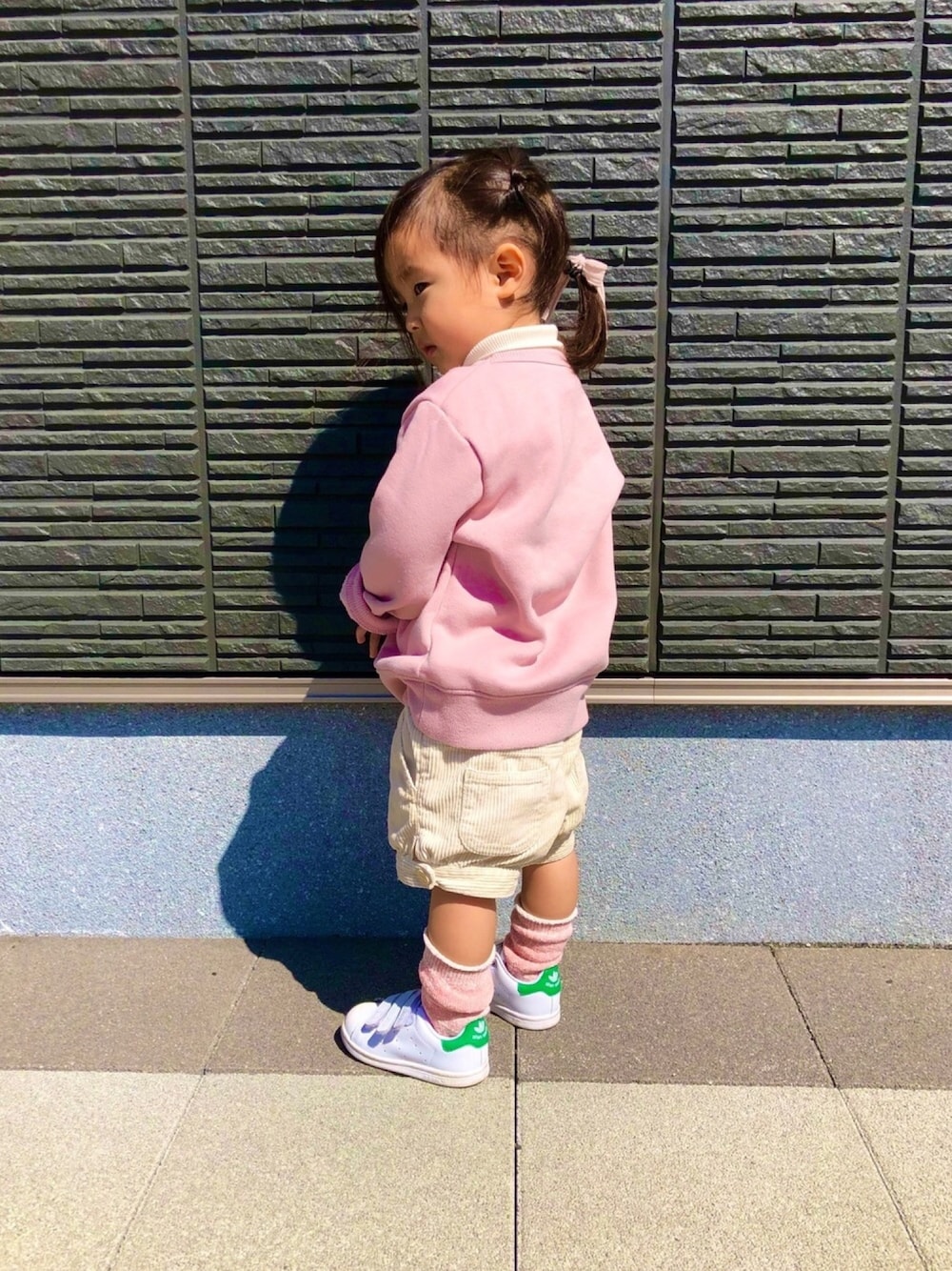 「パステル映える春、キッズファッション、おしゃれさんと繋がりたい、GU、GAP、西松屋、adidas、スタンスミス、ビッグシルエット」｜「GUのアイテム（スウェット、ピンク系）」を使った、®️9さん（キッズ・80cm）の春コーディネートの1枚目の写真