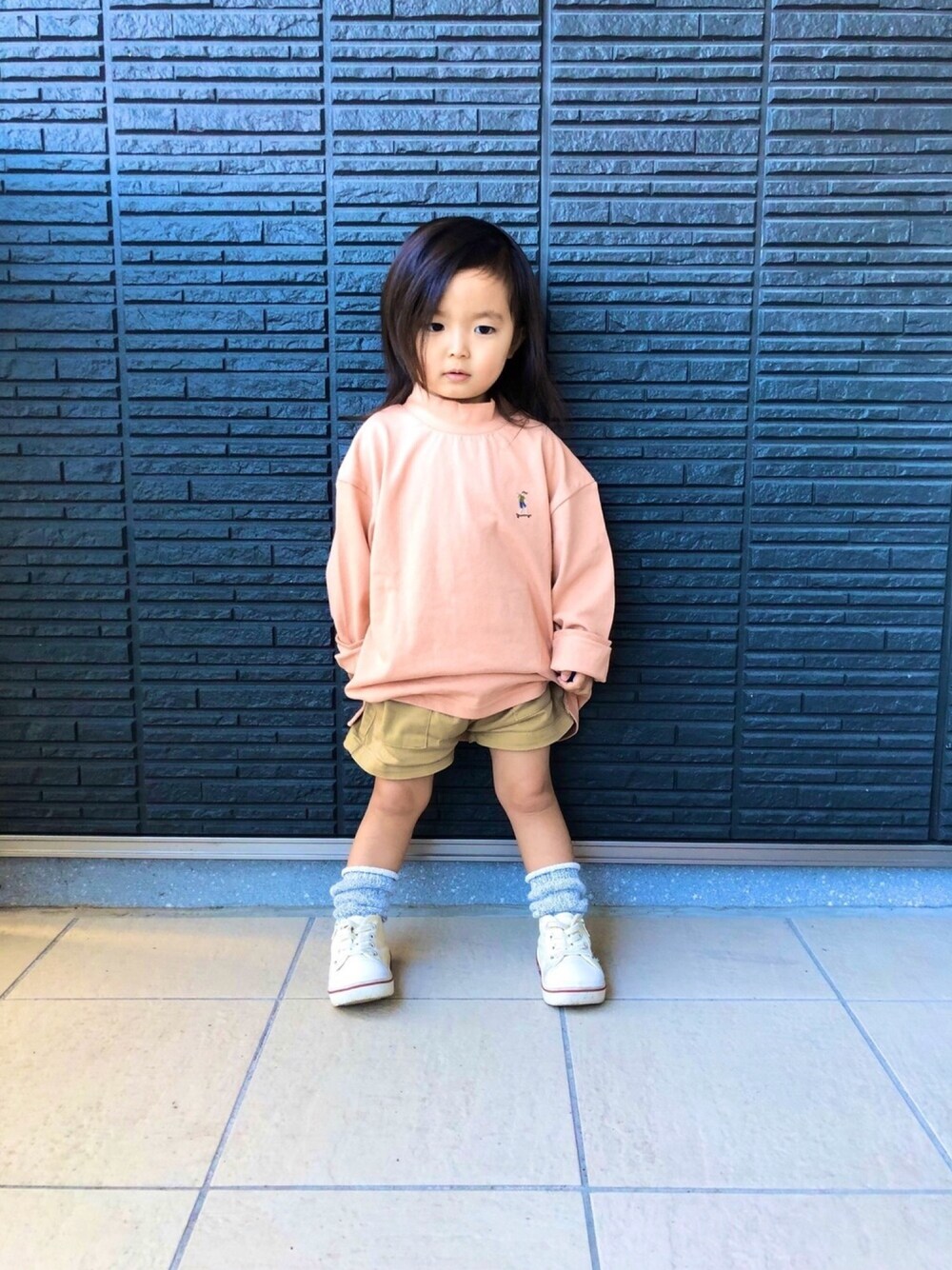 「パステル映える春、キッズコーデ、おしゃれさんと繋がりたい、petit main、西松屋、プチプラコーデ、春コーデ、ボトルネック、コーラルピンク」｜「petit mainのボトルネック長袖Tシャツ（Tシャツ/カットソー、ピンク系）」を使った、®️9さん（キッズ・80cm）の春コーディネートの1枚目の写真