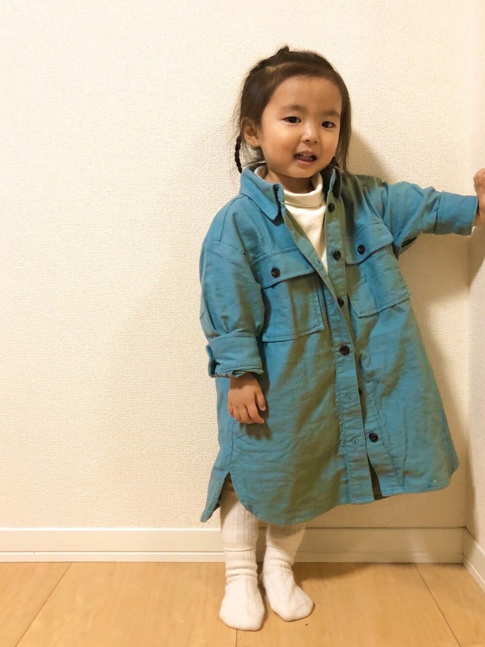 「パステル映える春、キッズコーデ、おしゃれさんと繋がりたい、シャツワンピ、apreslescours、アプレレクール、petit main、プティマイン、GAP、春コーデ」｜「petit mainのポケット長袖ロングシャツ（シャツ/ブラウス、グリーン系）」を使った、®️9さん（キッズ・80cm）の春コーディネートの1枚目の写真