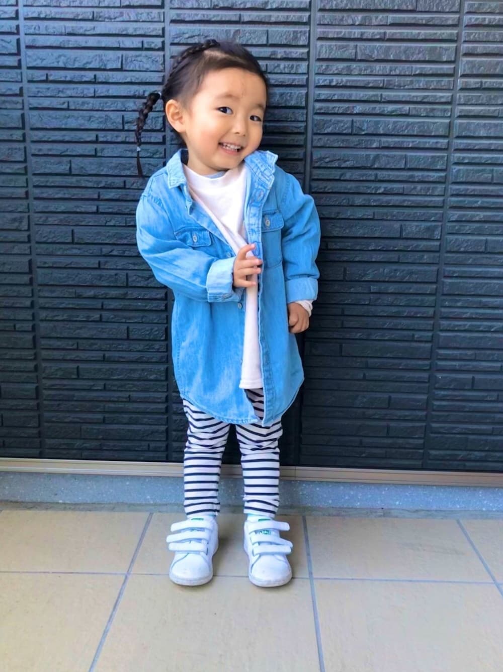 「パステル映える春、春コーデ、公園コーデ、デニムシャツ、apreslescours、アプレレクール、GAP、ボーダー、H&M、スタンスミス」｜「H&Mのアイテム（シャツ/ブラウス、ブルー系）」を使った、®️9さん（キッズ・80cm）の春コーディネートの1枚目の写真