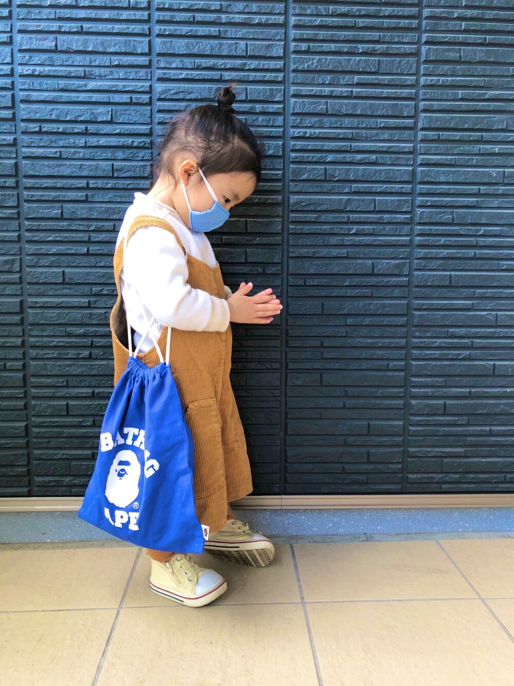 「巾着バッグ、キッズコーデ、おしゃれさんと繋がりたい、マスク、コーデュロイ、サロペット、オーバーオール、エイプ」｜「ZARAのアイテム（サロペット/オーバーオール、イエロー系）」を使った、®️9さん（キッズ・80cm）の春コーディネートの1枚目の写真