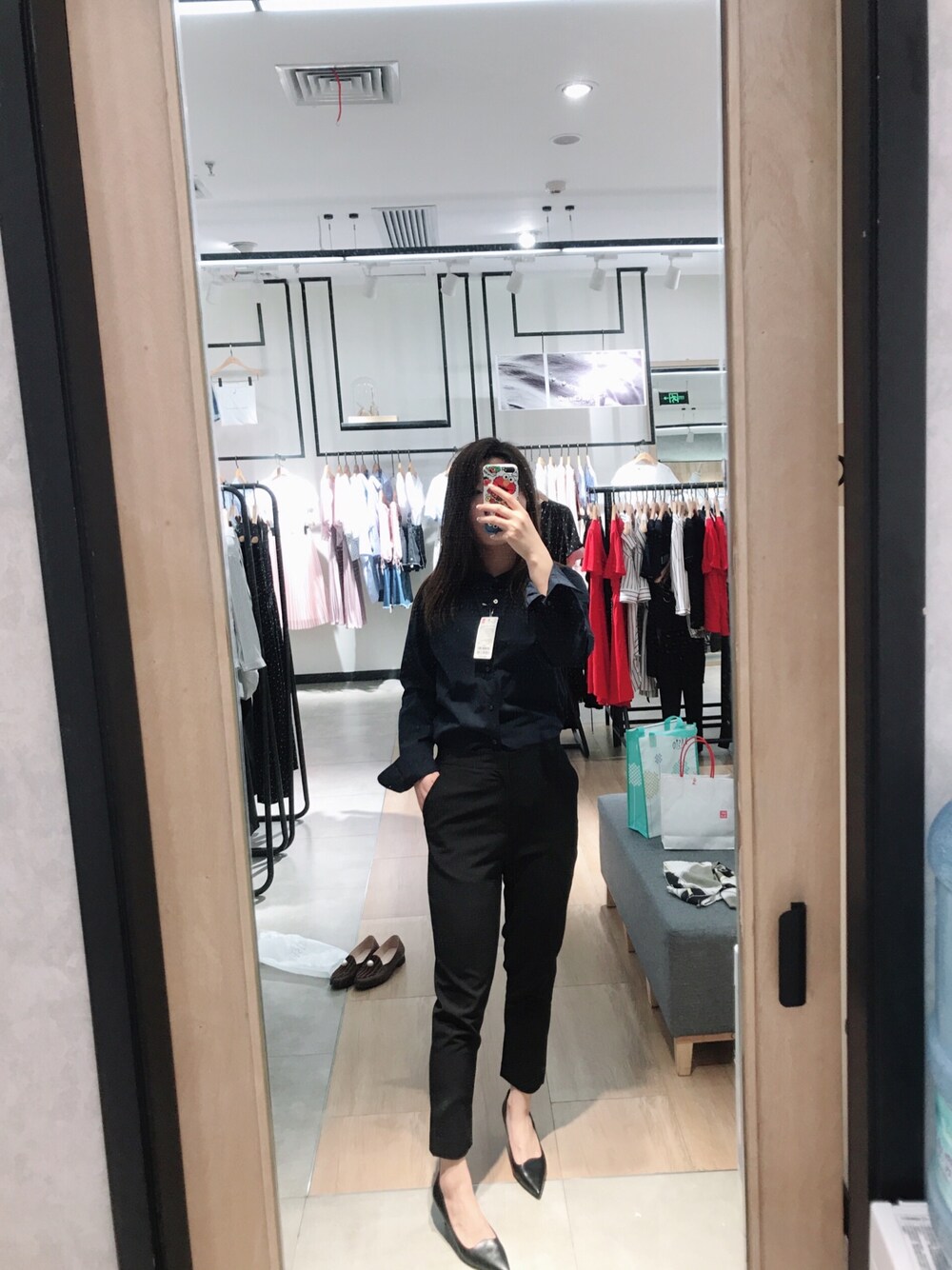 ブラック系のシャツ/ブラウスを着用したレディースの春コーディネートの1枚目の写真