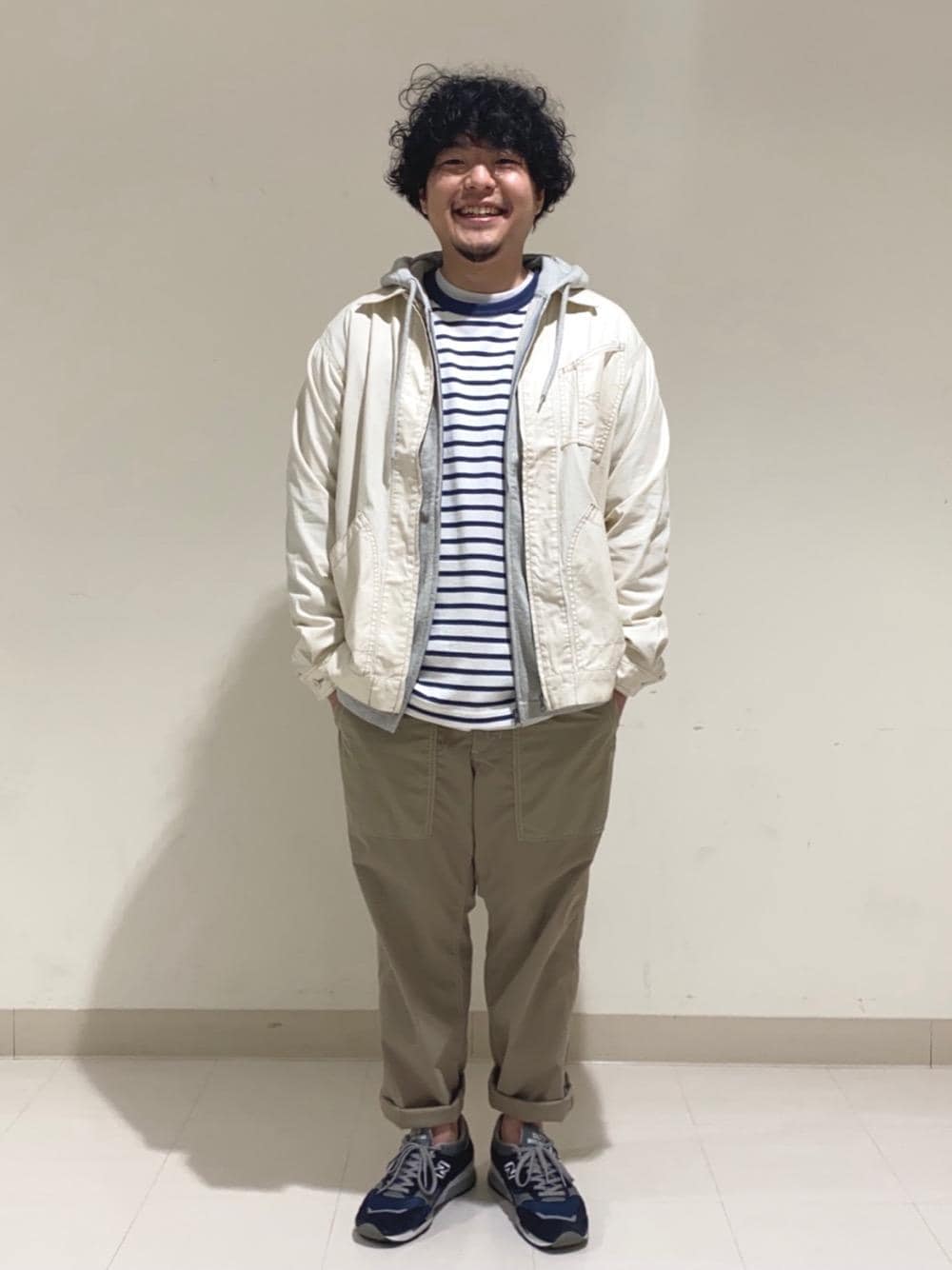 ホワイト系のTシャツ/カットソー、ホワイト系のブルゾン、ベージュ系のその他パンツを着用したメンズの春コーディネートの1枚目の写真