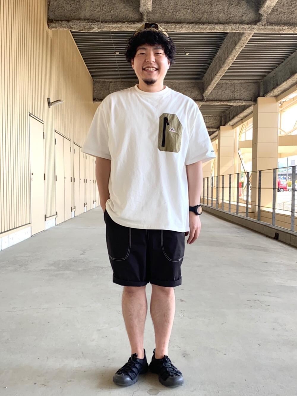 ホワイト系のTシャツ/カットソー、グレー系のその他パンツ、ベージュ系のキャップを着用したメンズの夏コーディネートの1枚目の写真
