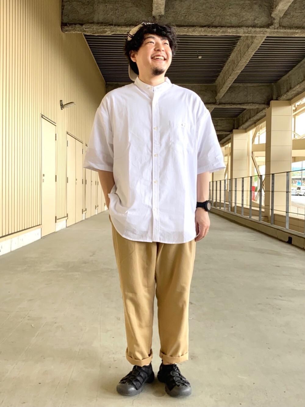 ホワイト系のシャツ/ブラウス、ベージュ系のその他パンツを着用したメンズの夏コーディネートの1枚目の写真