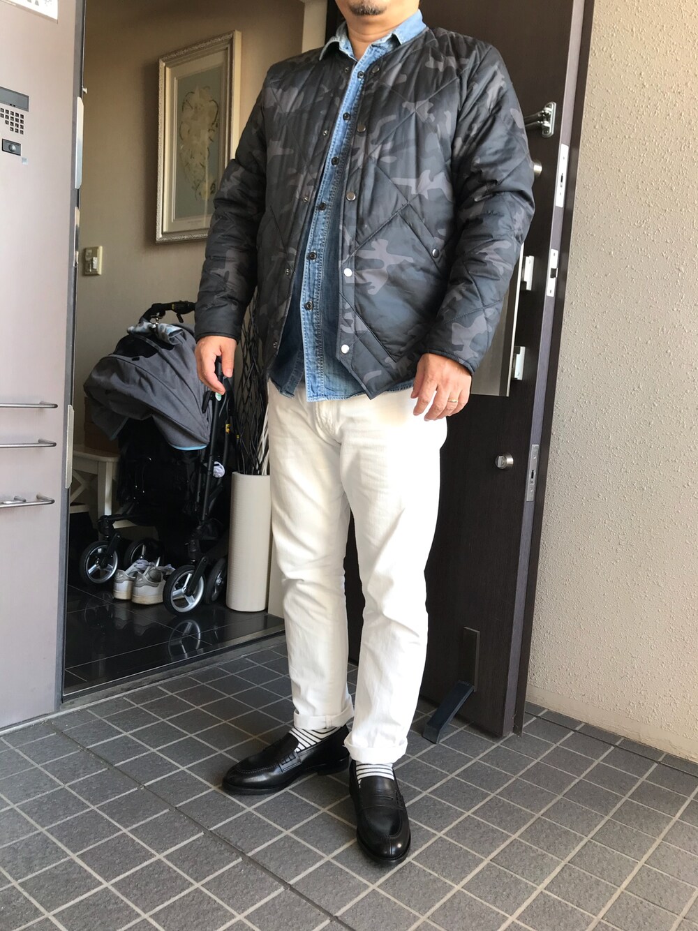「休日スタイル、カモフラ、ローファー、デニム」｜「POLO RALPH LAURENのアイテム（デニムパンツ、ホワイト系）」を使った、Kanさん（メンズ・168cm）の秋コーディネートの1枚目の写真