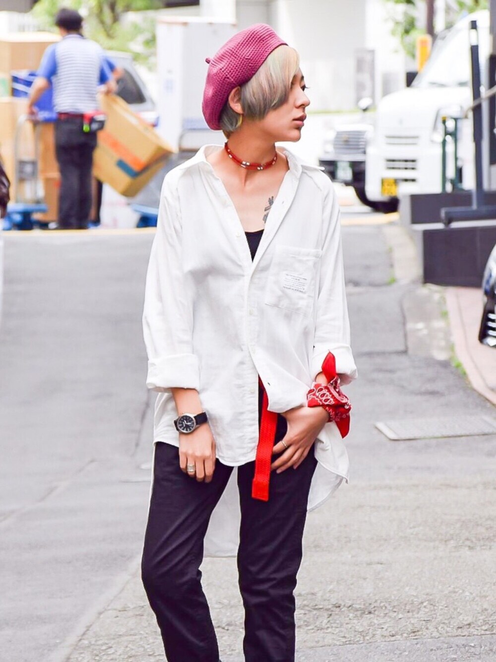 ホワイト系のシャツ/ブラウス、ブラック系のチノパンツ、ピンク系のハンチング/ベレー帽を着用したレディースの春コーディネートの1枚目の写真