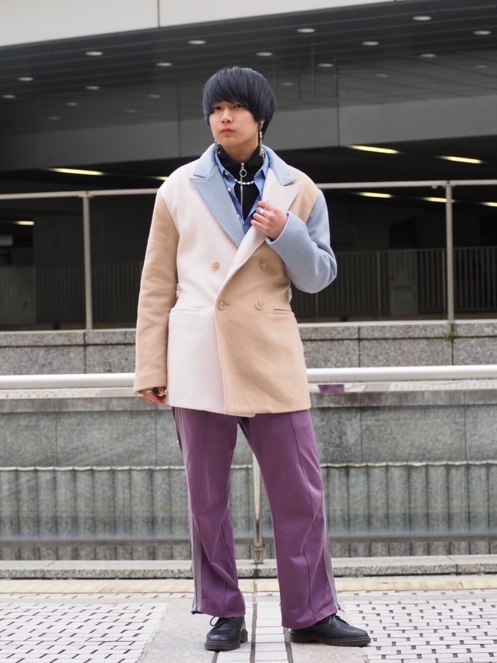 その他のテーラードジャケット、ブルー系のシャツ/ブラウス、ブラック系のスウェットを着用したメンズの冬コーディネートの1枚目の写真