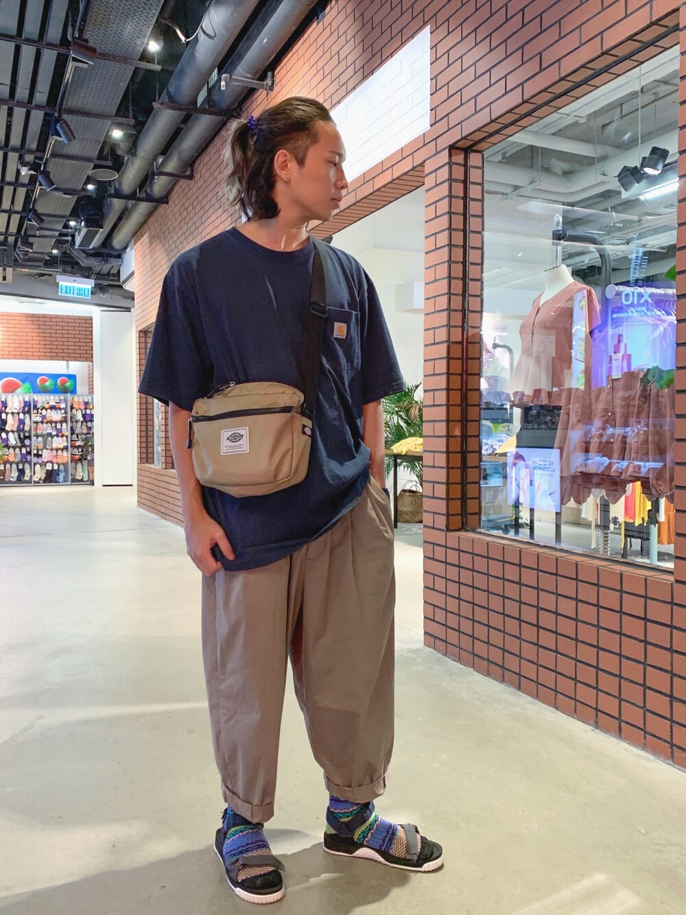 「夏、日常、香港、日系休闲」｜「Carharttの【CARHARTT】カーハート S/S POCKET Tee（Tシャツ/カットソー、ブルー系）」を使った、アファAgfaさん（メンズ・174cm）の夏コーディネートの1枚目の写真