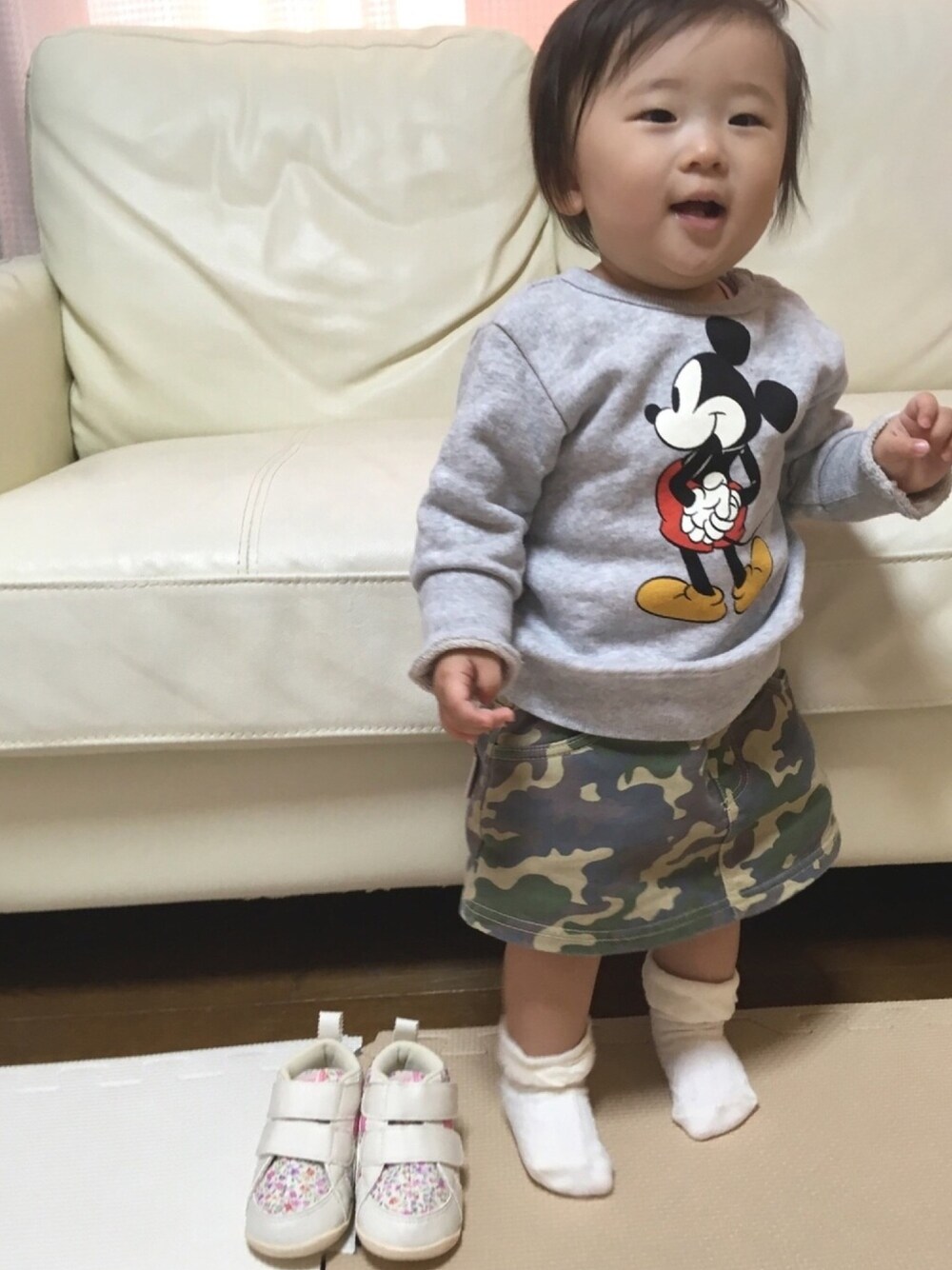 「1歳、ミッキー、スウェット、カモフラ、ファーストシューズ、ベビーシューズ、カジュアル、スポーツMIX'18秋、もうキャモフラ以外愛せない」｜「BREEZEのDisney（ディズニー）トレーナー（スウェット、グレー系）」を使った、moe♡mokaさん（キッズ・70cm）の秋コーディネートの1枚目の写真