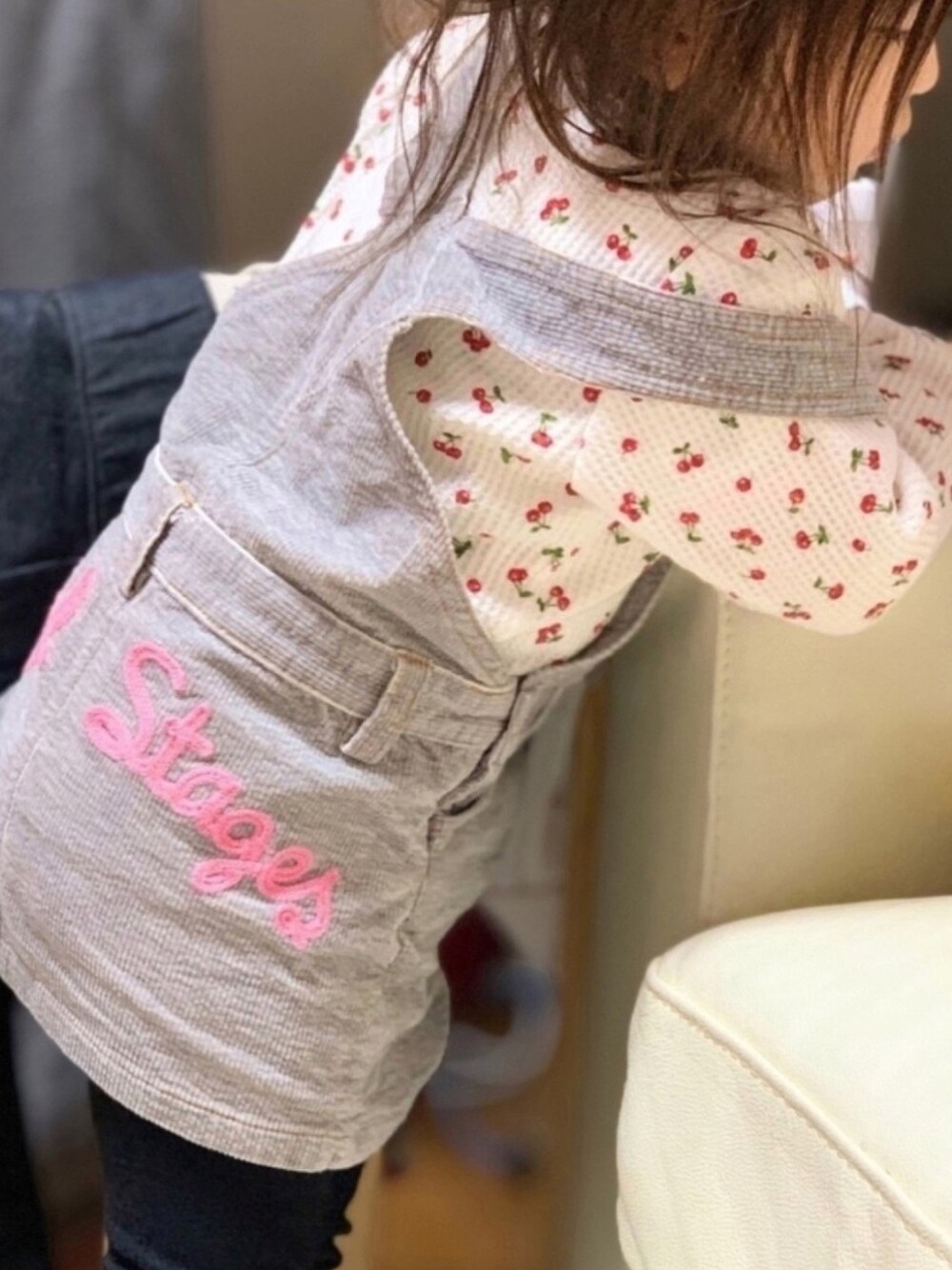 「ワッフル、さくらんぼ、ジャンパースカート、大晦日」｜「petit mainの【FRUIT OF THE LOOM】総柄長袖Tシャツ（Tシャツ/カットソー、レッド系）」を使った、moe♡mokaさん（キッズ・80cm）の冬コーディネートの1枚目の写真