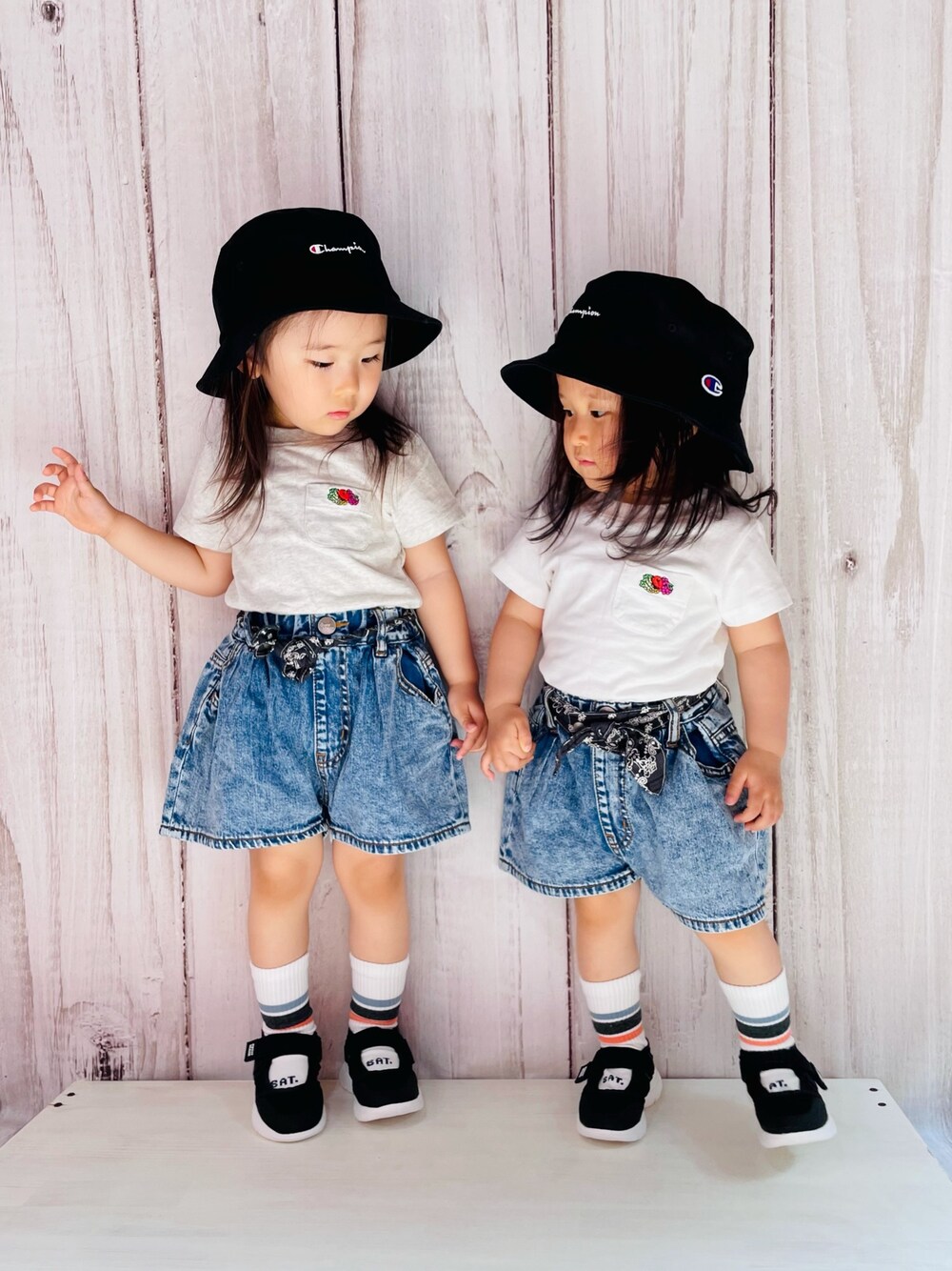 「姉妹コーデ、リンクコーデ、バケットハット、ポケットＴシャツ、リボンベルト、ケミカルウォッシュ、デニムショートパンツ、タックイン、ラインソックス、メッシュスニーカー」｜「Championの【CHAMPION】スクリプトハット（ハット、ブラック系）」を使った、moe♡mokaさん（キッズ・90cm）の春コーディネートの1枚目の写真