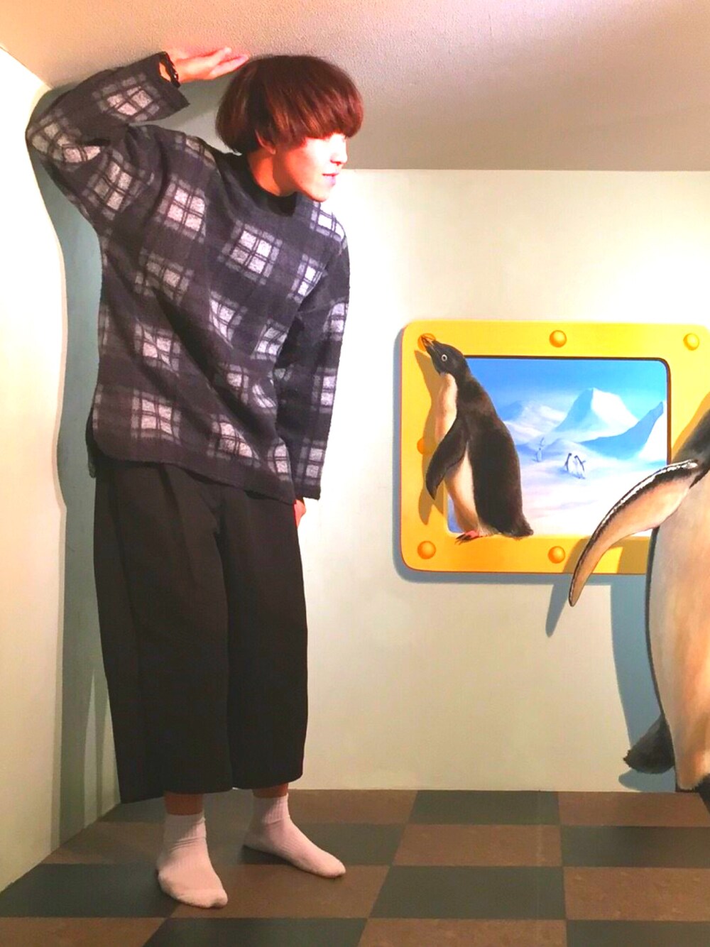 「チェック、ニット、ガウチョパンツ、マッシュ、半笑い、モノトーン、ブラック、白靴下」｜「SEVENDAYS=SUNDAYのアイテム（ニット/セーター、ブラック系）」を使った、質より量さん（メンズ・171cm）の春コーディネートの1枚目の写真
