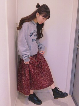 「shishamoグッズのアイテム（パーカー、グレー系）」を使った、テンテンさん（レディース・159cm）の秋コーディネート