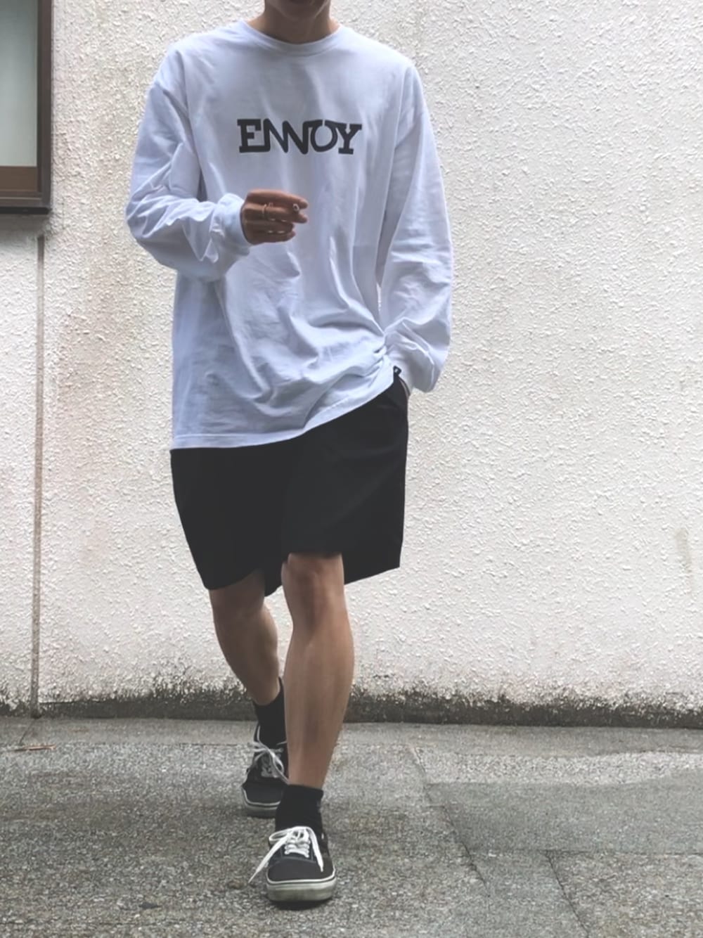 「ロンT、ロゴT、白Tシャツ、オーバーサイズ、ビッグシルエット、シヨートパンツ、短パン、スニーカー、モノトーン、大人ストリート」｜「COBRA CAPSのCOBRA MICROFIBER ALL PURPOSE SHORT（その他パンツ、ブラック系）」を使った、あっくんさん（メンズ・171cm）の夏コーディネートの1枚目の写真