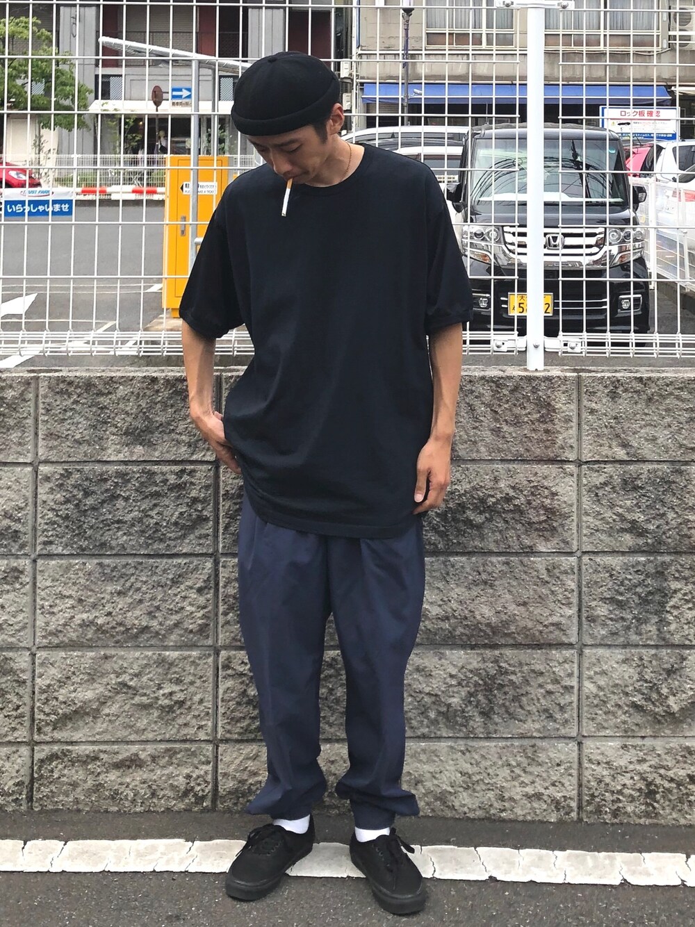 「ロールキャップ、Tシャツ、黒Tシャツ、シャカパン、ナイロンパンツ、白ソックス、スニーカー、夏だ！Tシャツ着よう！、モノトーン、大人ストリート」｜「BEAMS TのC.E / OVERDYE MESH TEE（Tシャツ/カットソー、ブラック系）」を使った、あっくんさん（メンズ・171cm）の夏コーディネートの1枚目の写真